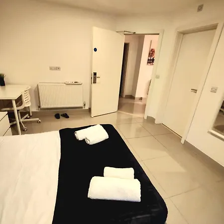 Luxurious 3 Bed Ensuites & Kitchenettes Nr Lgi Hospital & Uni - Free 5G Wifi & Netflix Short Stays - Contractors Free Parking Leeds  Exterior photo