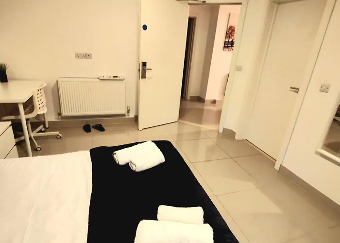Luxurious 3 Bed Ensuites & Kitchenettes Nr Lgi Hospital & Uni - Free 5G Wifi & Netflix Short Stays - Contractors Free Parking