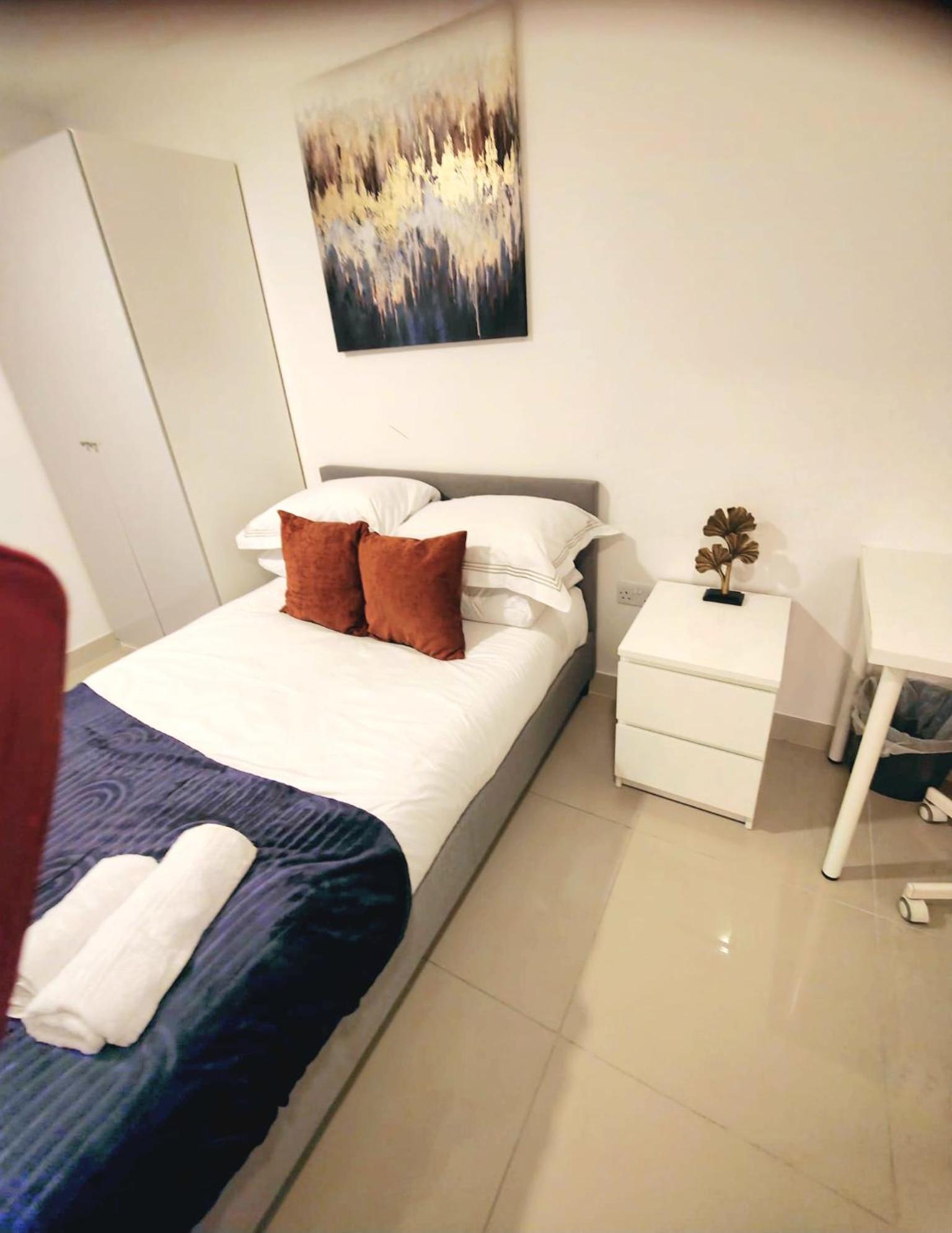 Luxurious 3 Bed Ensuites & Kitchenettes Nr Lgi Hospital & Uni - Free 5g Wifi & Netflix Short - Contractors Free Parking Leeds (West Yorkshire)
