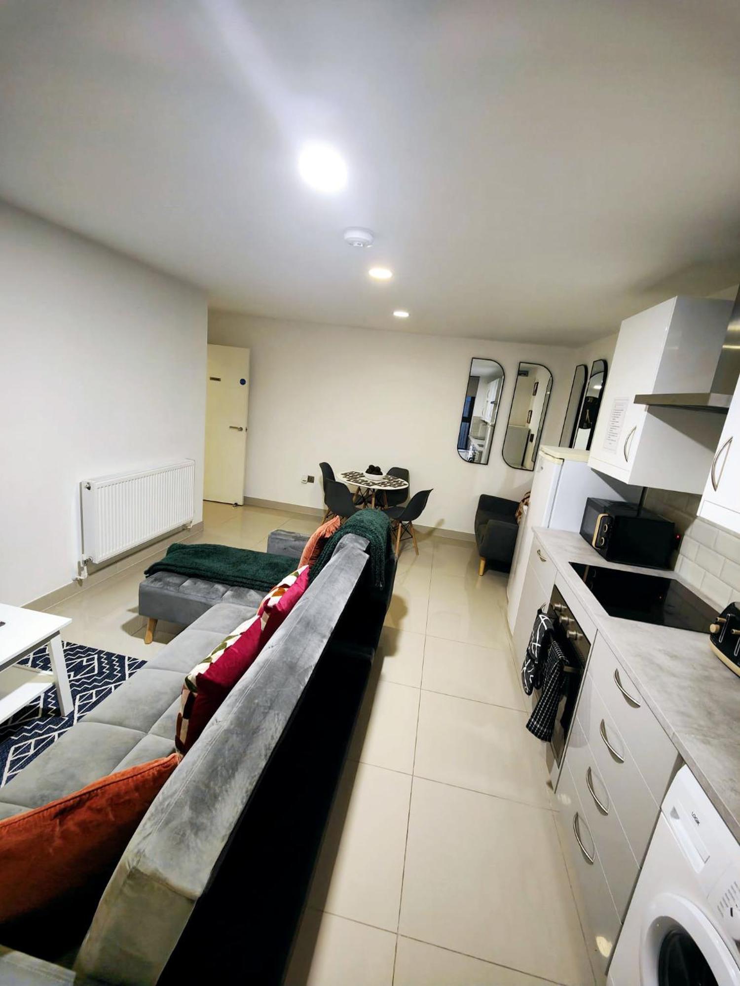 Apartment Luxurious 3 Bed Ensuites & Kitchenettes Nr Lgi Hospital & Uni - Free 5g Wifi & Netflix Short - Contractors Free Parking *