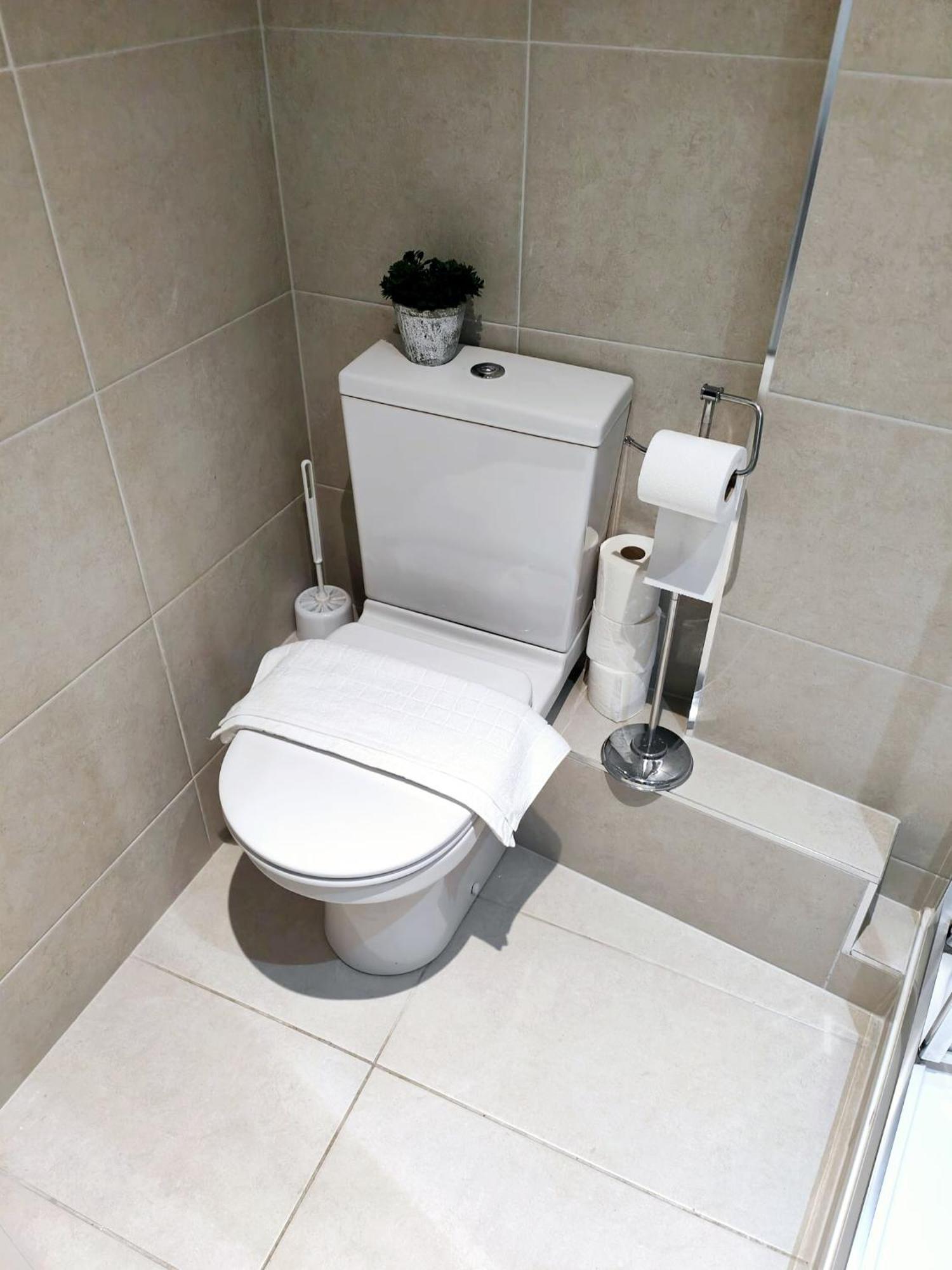 Apartment Luxurious 3 Bed Ensuites & Kitchenettes Nr Lgi Hospital & Uni - Free 5g Wifi & Netflix Short - Contractors Free Parking *