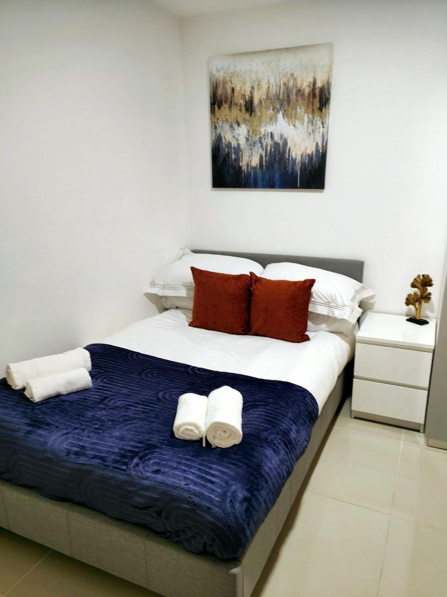 Apartment Luxurious 3 Bed Ensuites & Kitchenettes Nr Lgi Hospital & Uni - Free 5g Wifi & Netflix Short - Contractors Free Parking