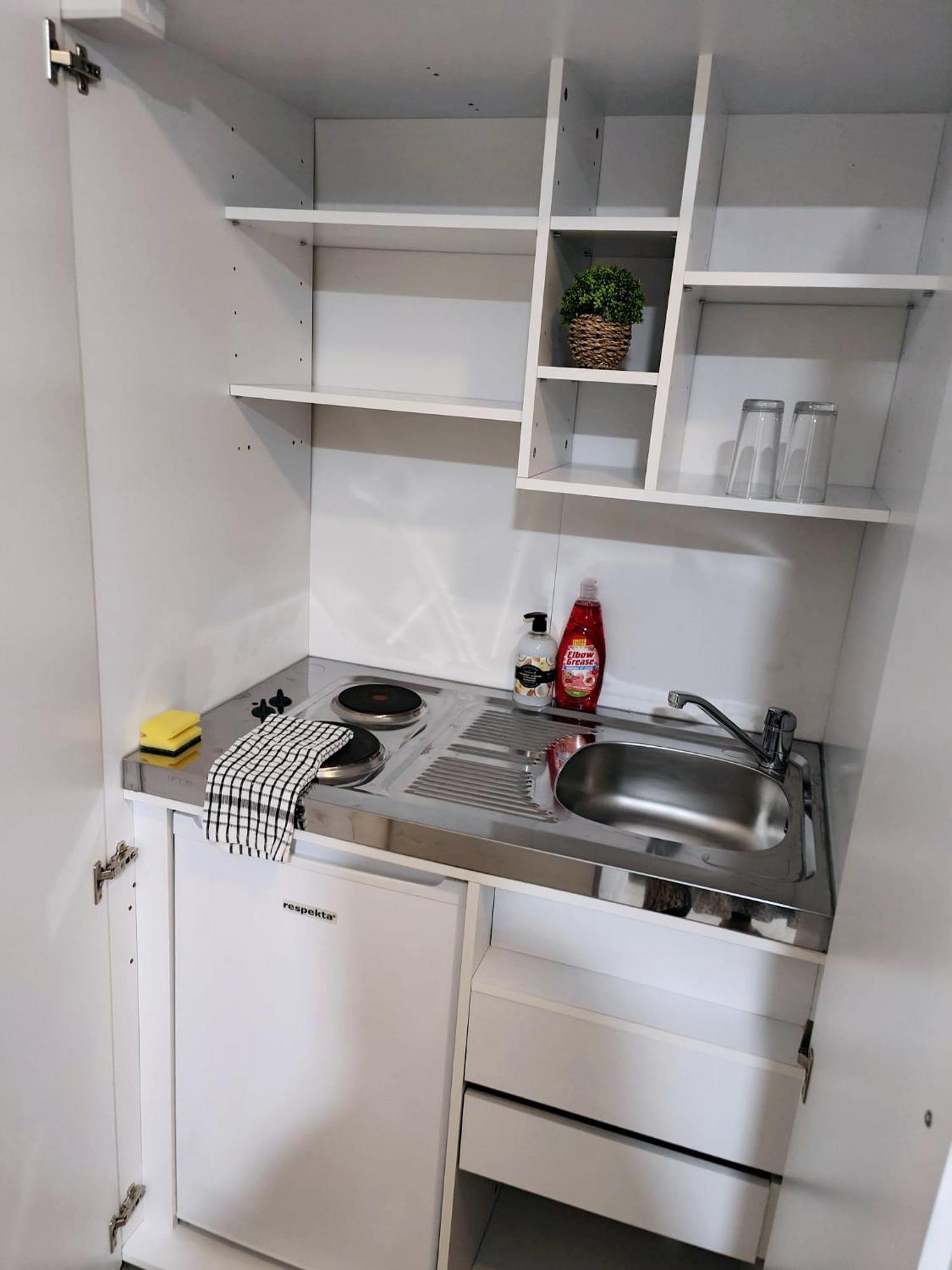 Luxurious 3 Bed Ensuites & Kitchenettes Nr Lgi Hospital & Uni - Free 5g Wifi & Netflix Short - Contractors Free Parking Apartment *